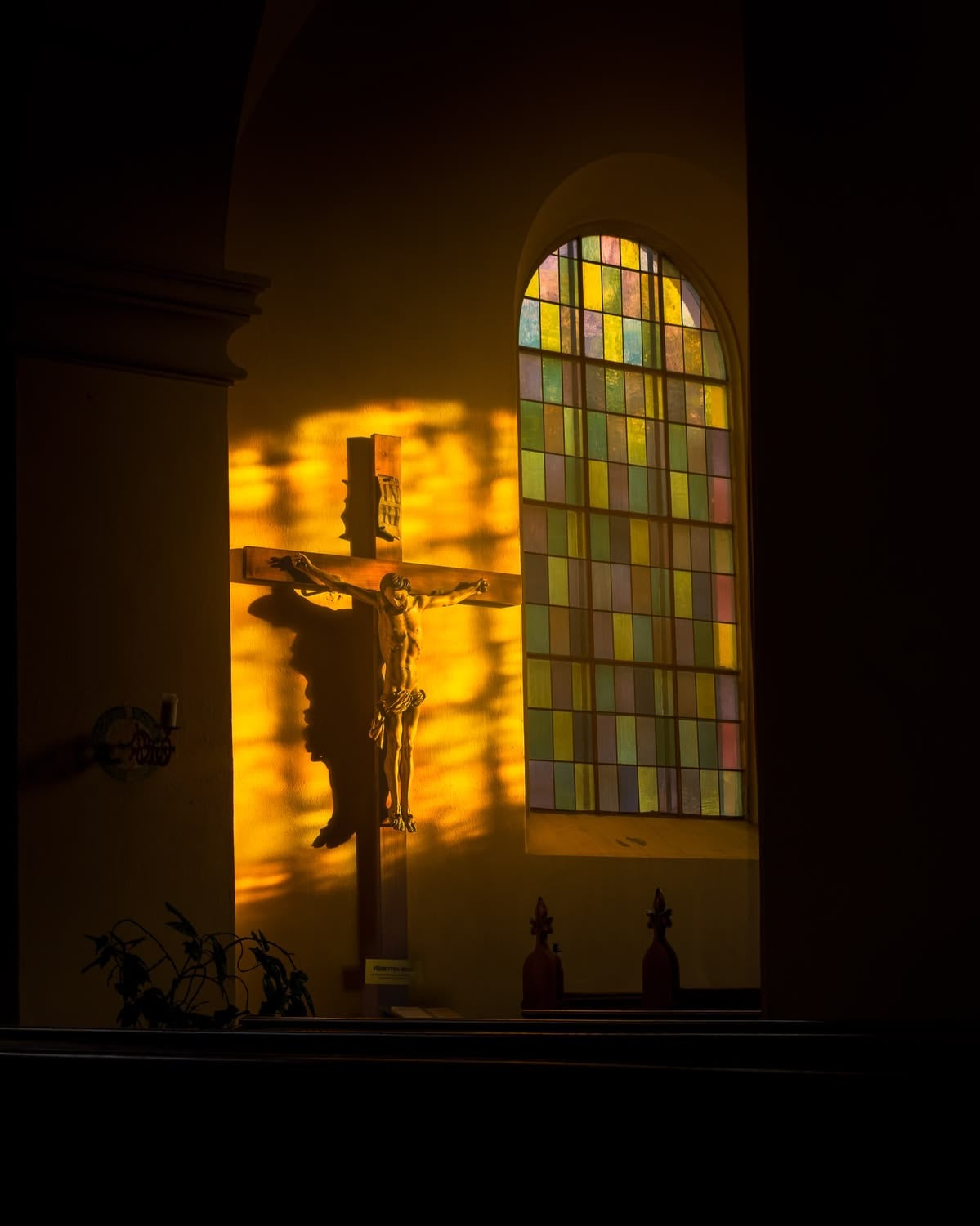 Kruzifix im Licht eines Kirchenfensters